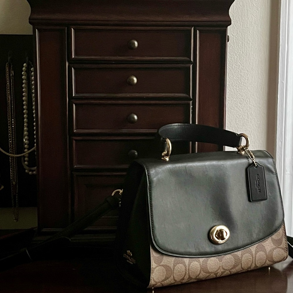 COACH Signature - Tilly Satchel